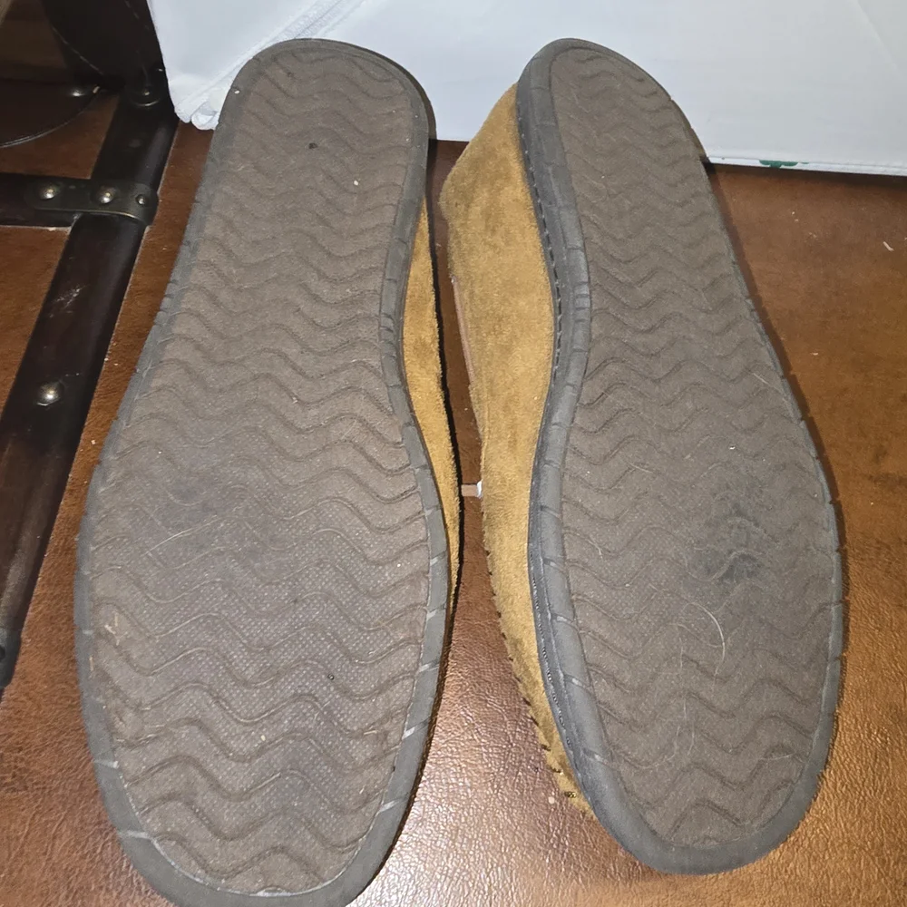 Men's Bucks Tan Suede Slip-On Moccasin Loafers Embroidered Logo Size 9 - 10 guc